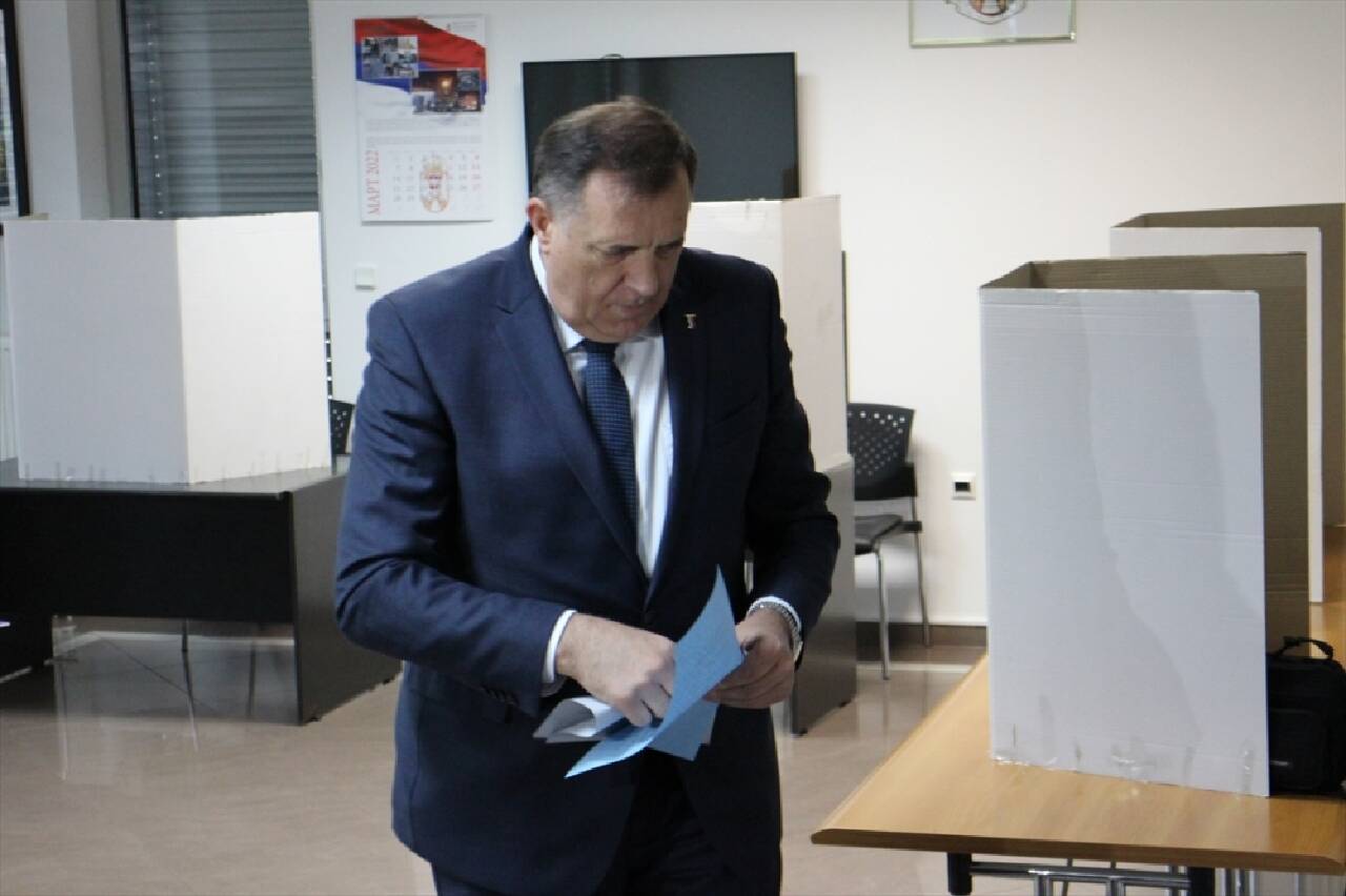 Sırp lider Dodik, Sırbistan’daki seçimler için oy kullandı