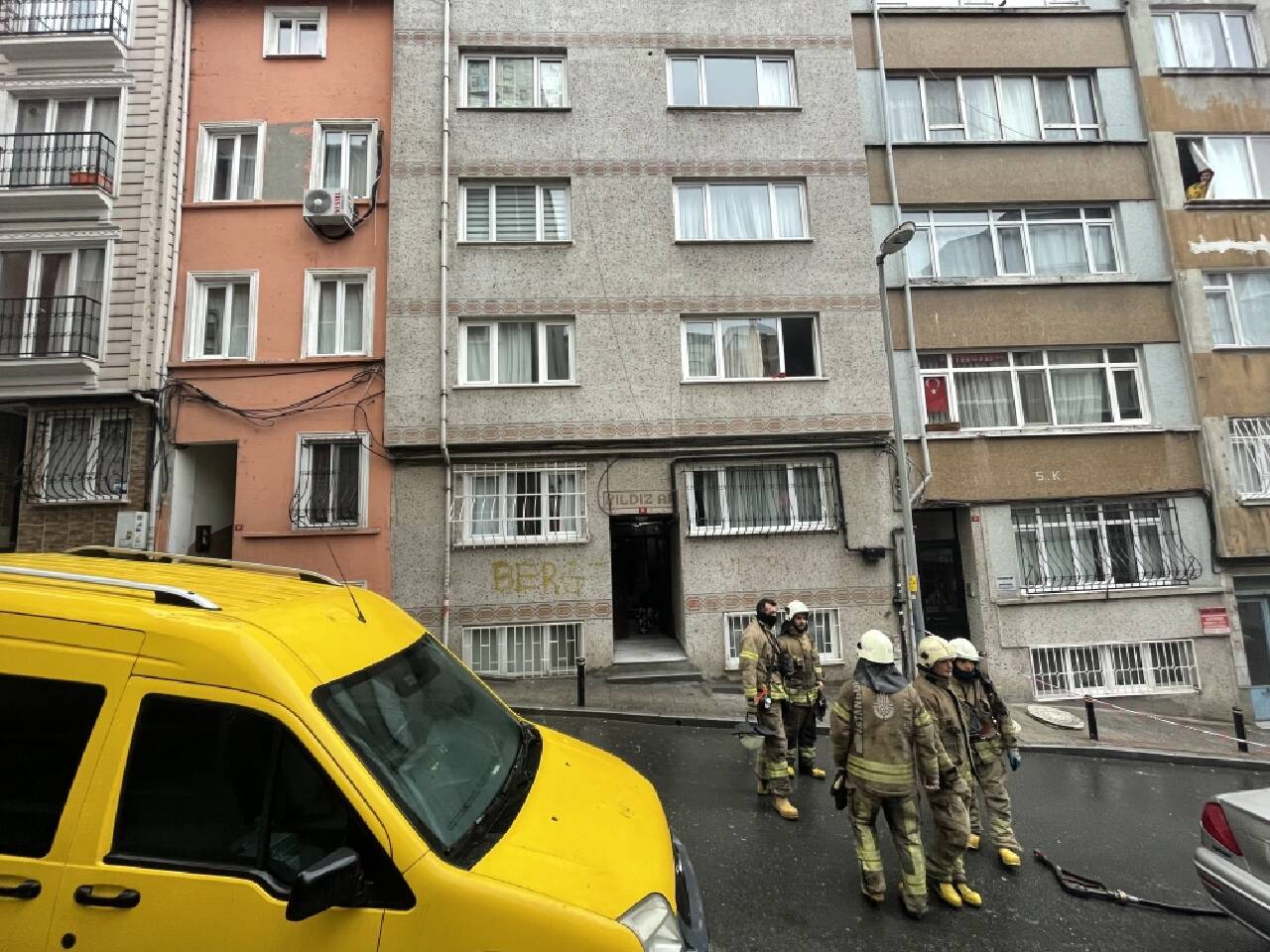 Şişli'de yer altı kabloları yanan sokakta 3 bina tahliye edildi