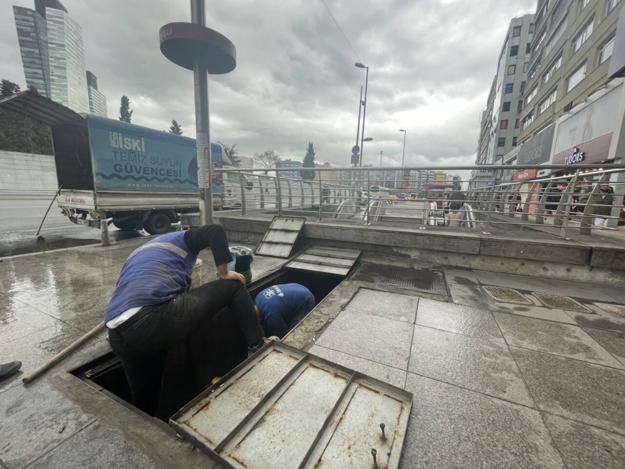 Şişli'deki metro istasyonunda İSKİ'ye ait su borusu patladı