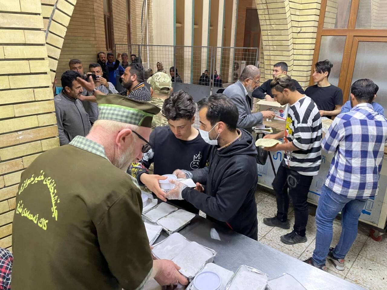 Süleymaniye'de ihtiyaç sahiplerine iftar verme geleneği 2 asırdır devam ediyor