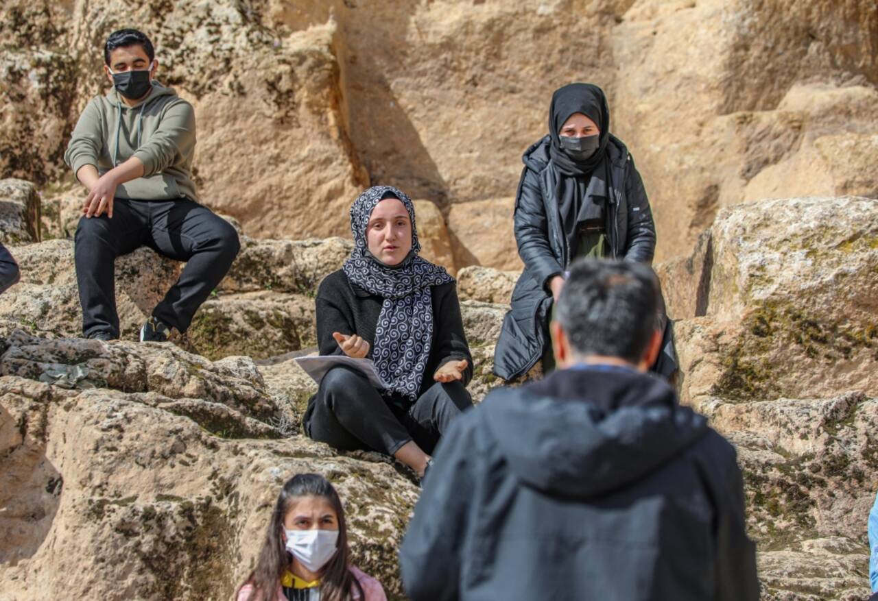 Tarihi, yerleşik yaşamın izlerini barındıran höyük ve mağaralarda öğreniyorlar