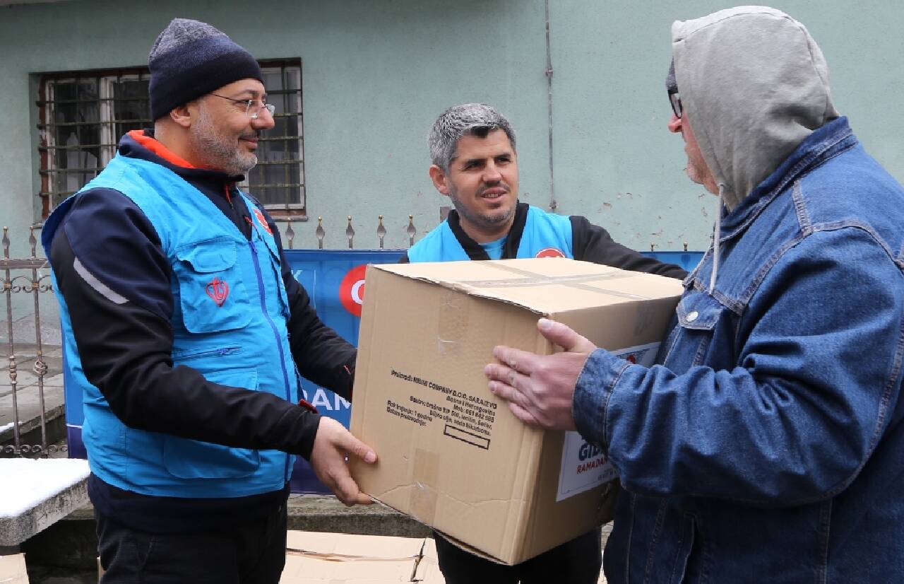 TDV ile DİTİB'ten Bosna'da hafızlık eğitimi alan öğrencilere nakdi yardım yapıldı