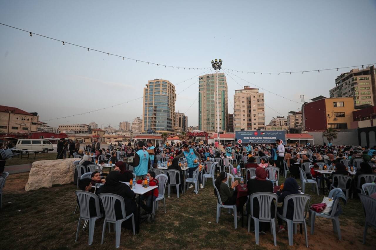 TDV'nin desteğiyle Gazze'de yetim çocuklara iftar verildi