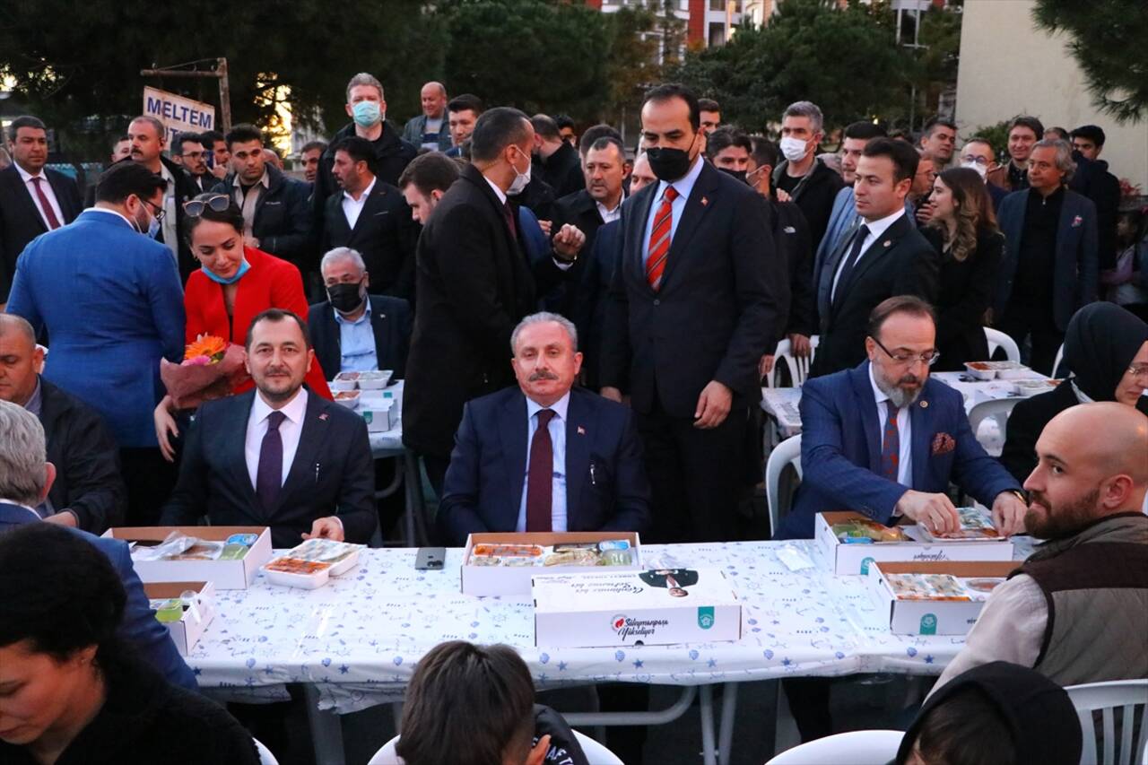 LEFKOŞA - KKTC'de Mevlevi Tekkesi'nin önünde iftar geleneği yaşatılıyor