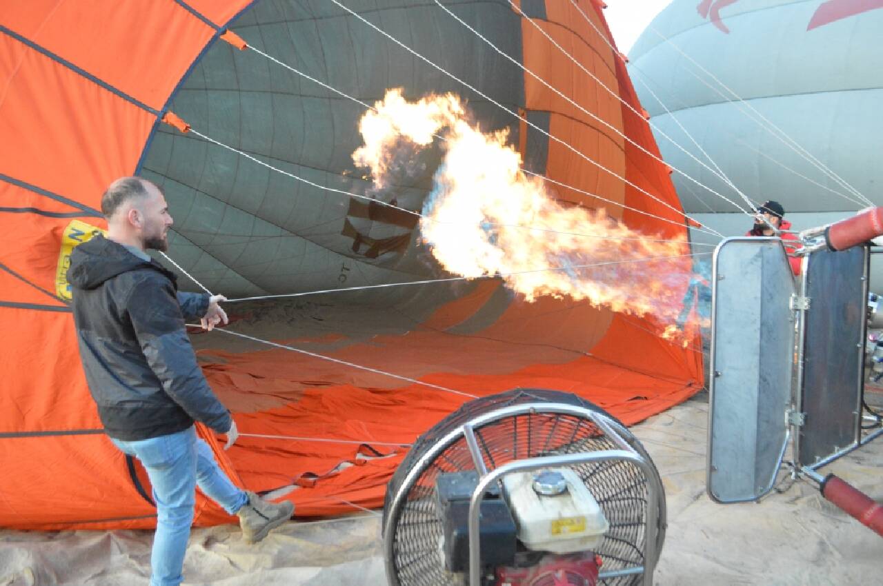 Turistler, sahurdan sonra Frigya'yı sıcak hava balonlarıyla gökyüzünden geziyor