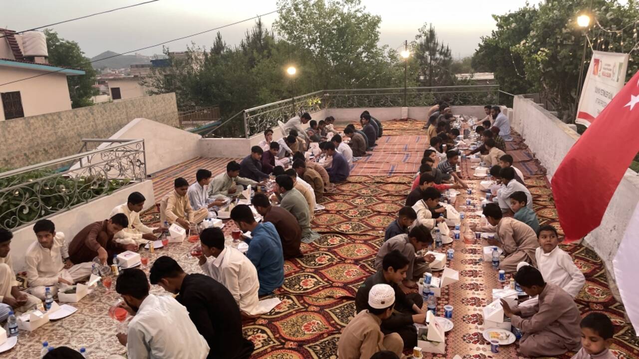 Türk Kızılay, Dünya Yetimler Günü'nde Pakistanlı 200 yetime iftar verdi