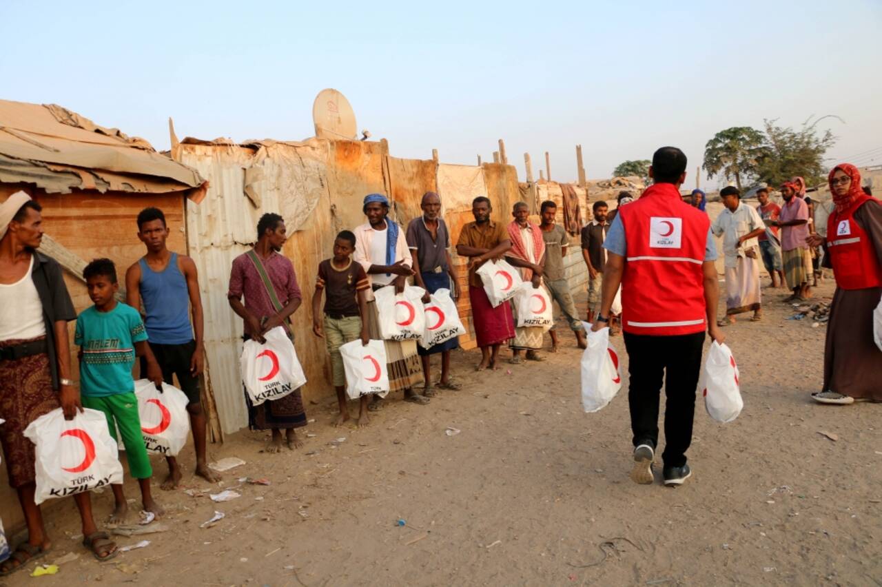 Türk Kızılaydan Yemen'de 700 kişiye iftar verdi