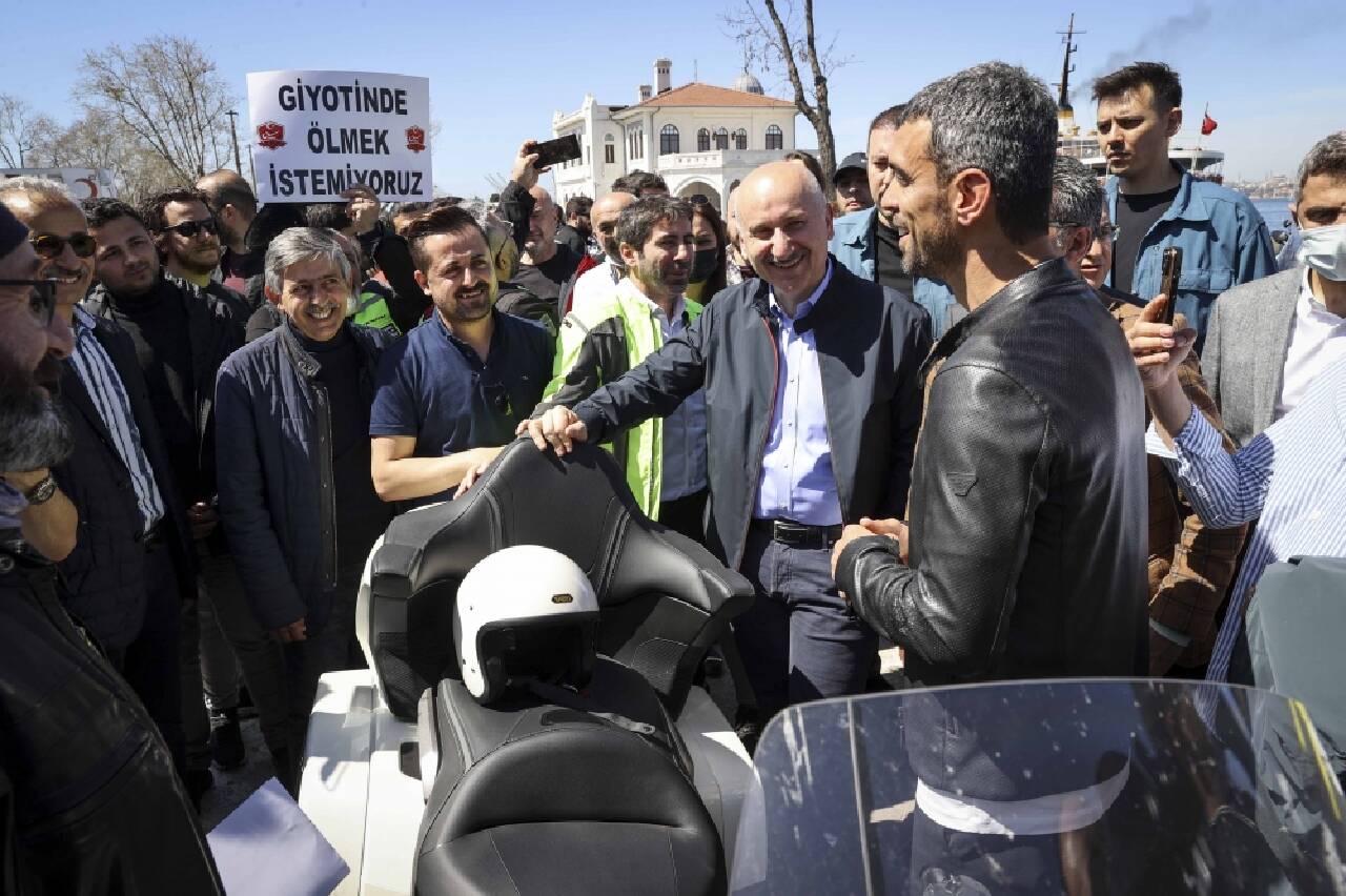 Ulaştırma ve Altyapı Bakanı Karaismailoğlu'ndan "motorcu dostu bariyere" tam destek: