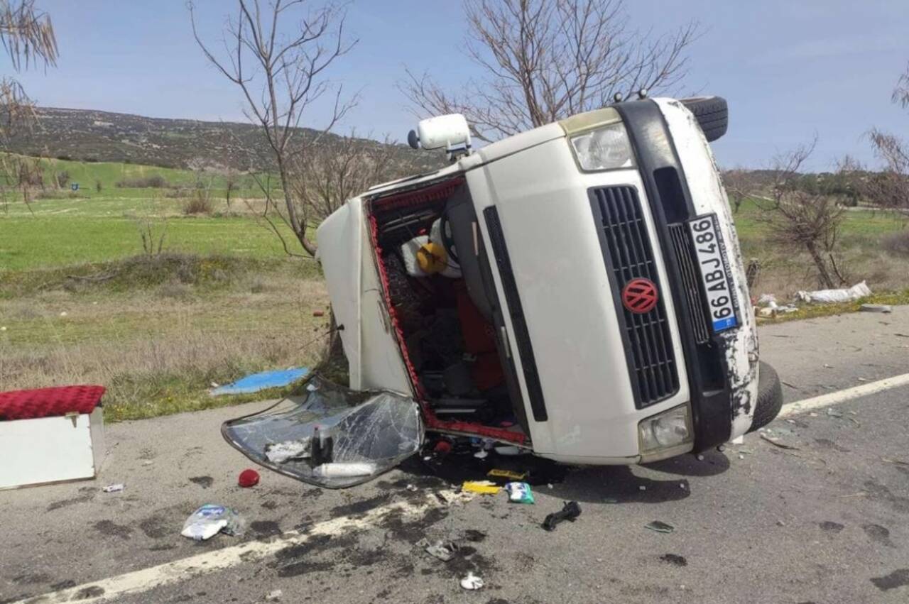 Uşak'ta tarım işçisi ailelerini taşıyan minibüsün devrilmesi sonucu 7 kişi yaralandı