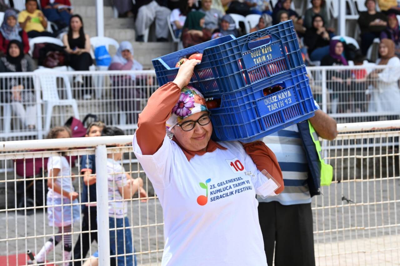 Kadınlar domates yeme ve kasa taşıma yarışmasında