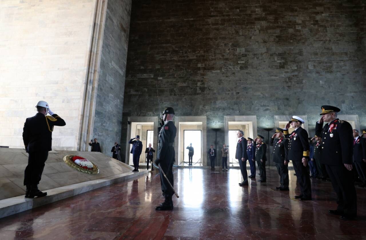 Bakan Akar, beraberindeki TSK komuta kademesi ile OYAK Genel Kurulu'na katıldı