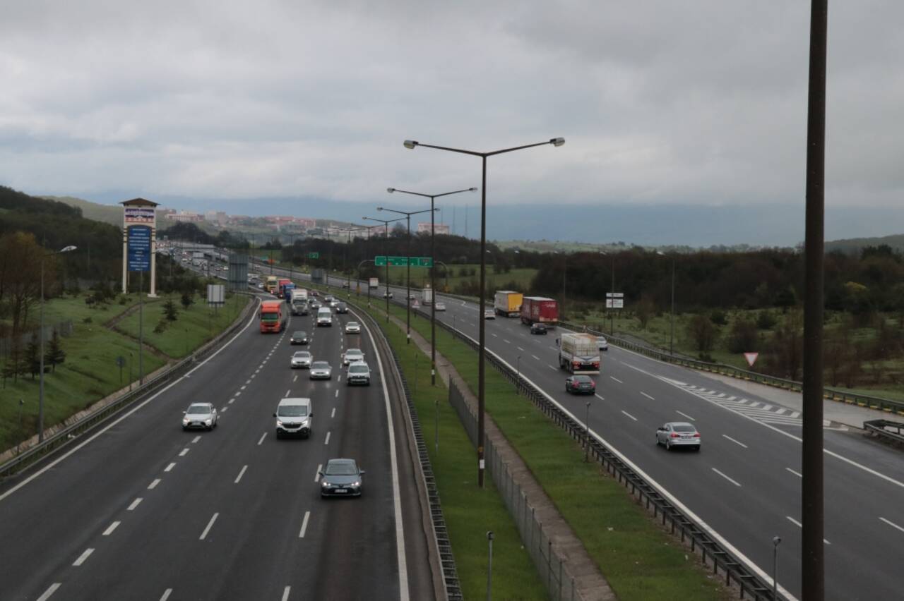 Dönüş yolundaki tatilciler trafikte yoğunluk oluşturuyor