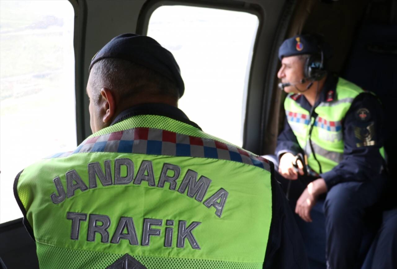 Erzurum'da jandarmadan helikopterli bayram trafiği denetimi