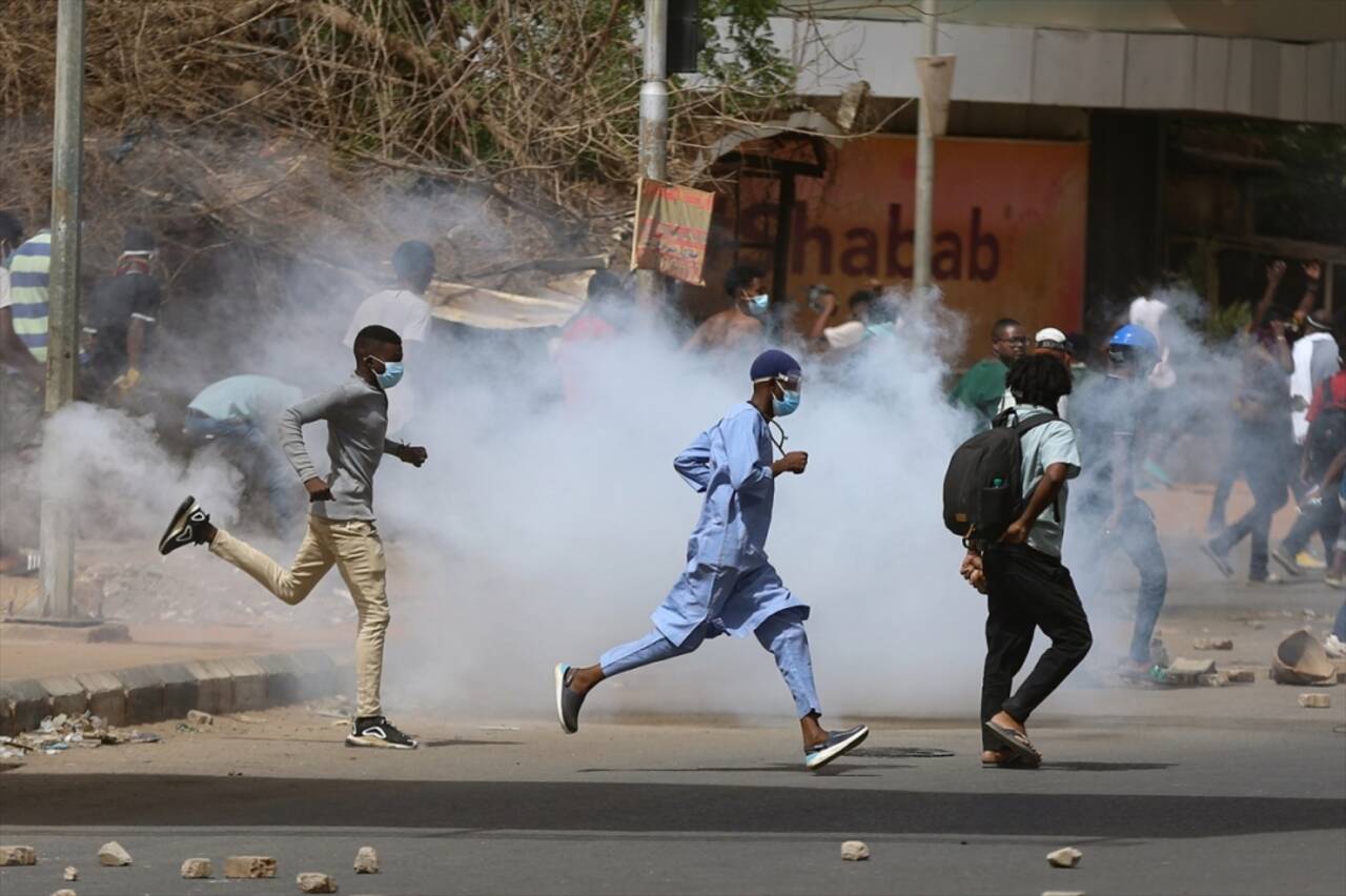 Sudan'da yüzlerce kişi askeri yönetimi protesto etti