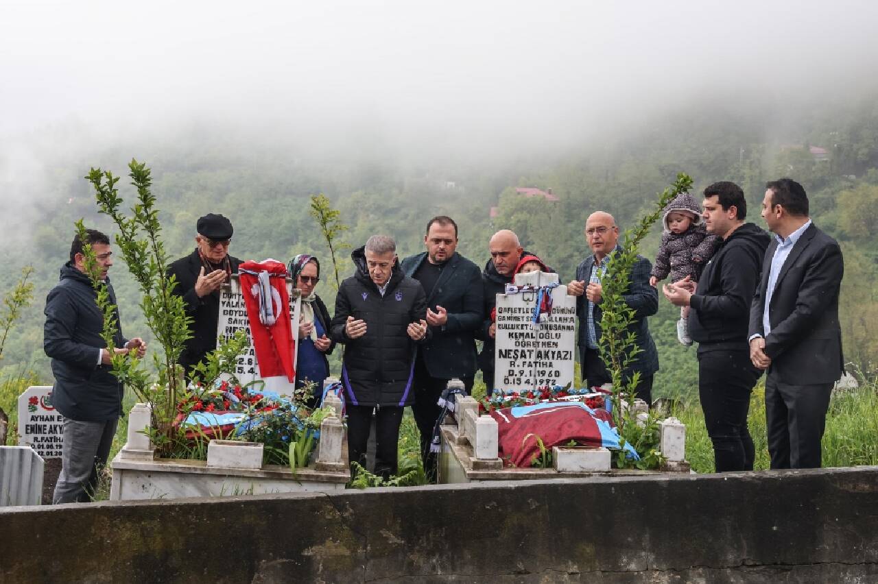 Trabzonspor Kulübü Başkanı Ağaoğlu, geçmişte vefat eden taraftarların mezarlarını ziyaret etti