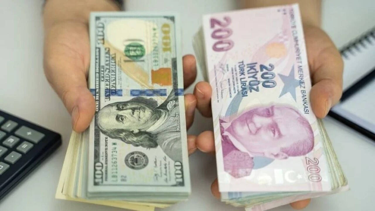 TL değer kaybetmeye devam ediyor: Dolar 17'yi Euro 18'i aştı