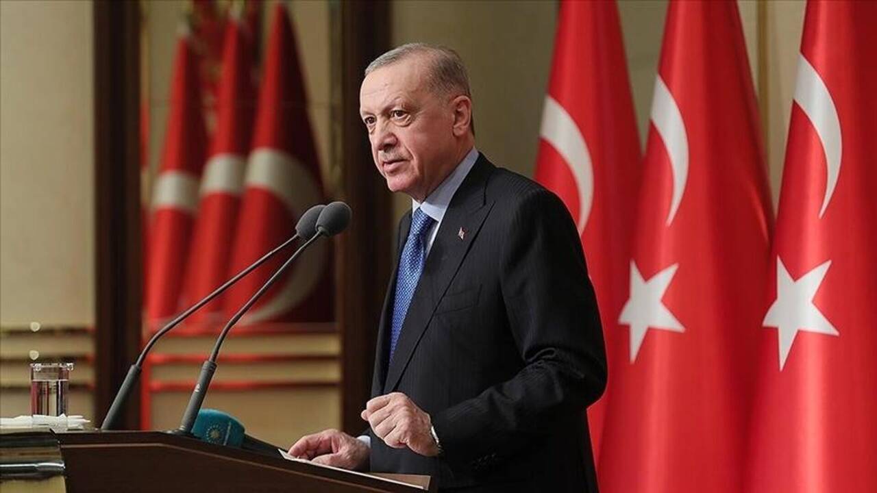 Cumhurbaşkanı Erdoğan, vatandaşlarla sohbet edip çay içti