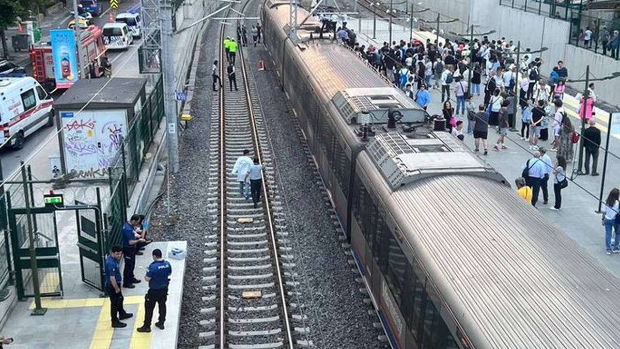 Marmaray'da feci kaza! Birden raylara atladı!