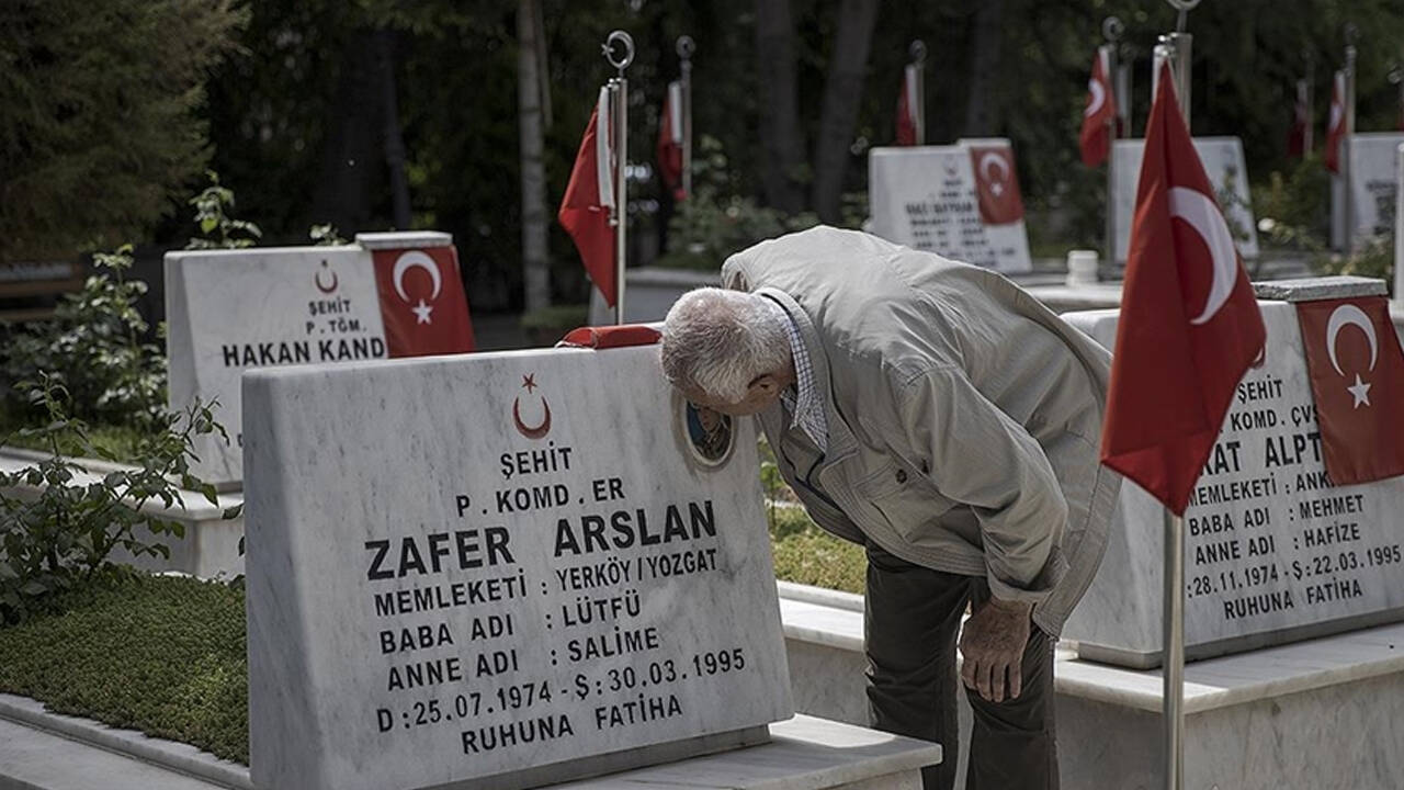 Şehitlikte buruk Babalar Günü!