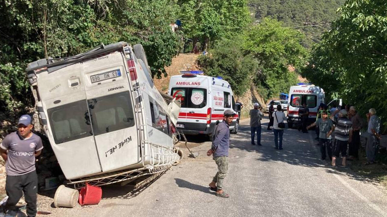 Tarım işçilerinin servisi devrildi: 17 yaralı!