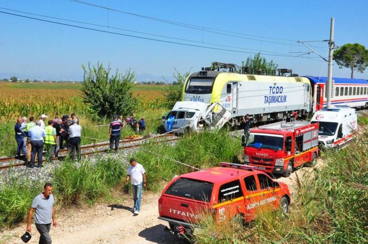 Feci ölüm... Genç sürücüye yolcu treni çarptı!