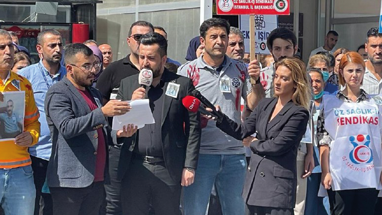 Tuğrul Okudan'ın annesinin görev yaptığı hastanede kanlı üniformalı protesto