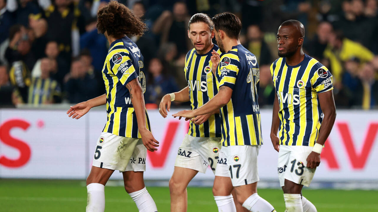 Fenerbahçe 10 kişiyle Sivas'ı yendi