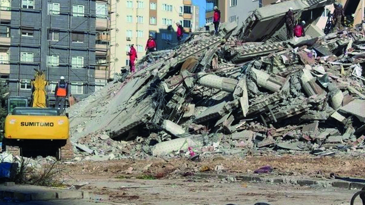 Yıkılan Emre Apartmanı müteahhitleri tutuklandı