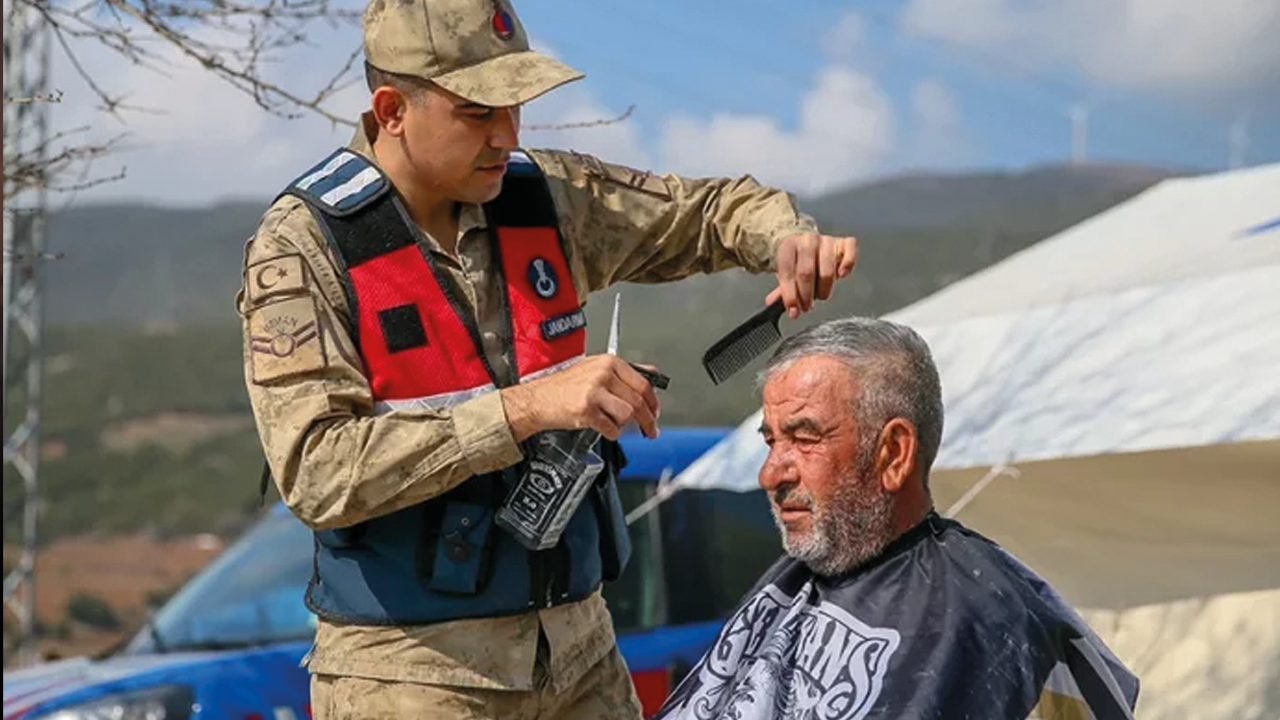 Mehmetçik, deprem bölgesinde vatandaşları tıraş ediyor