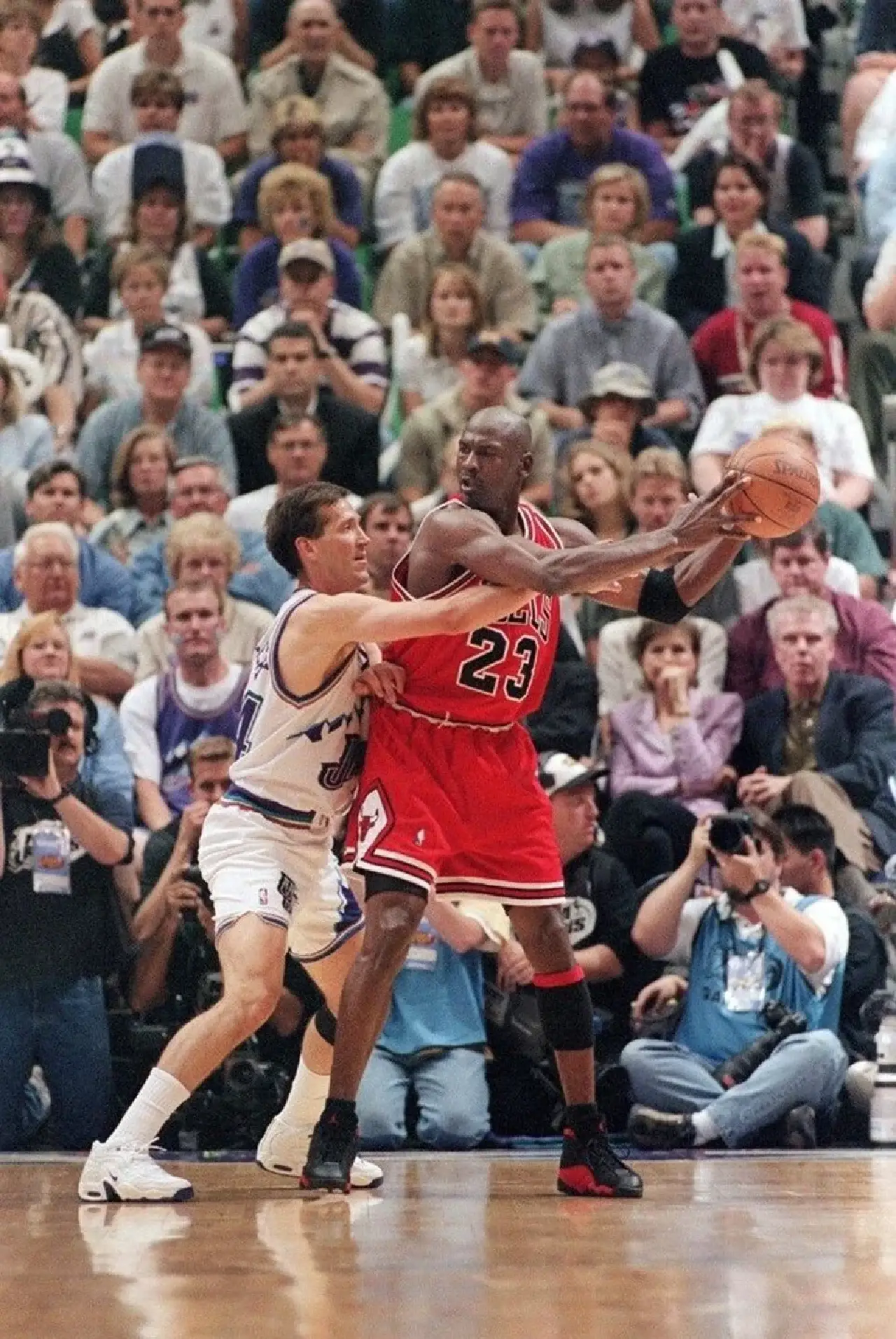 Michael Jordan'ın 1998 NBA finallerinde giydiği ayakkabılar rekor fiyata satıldı