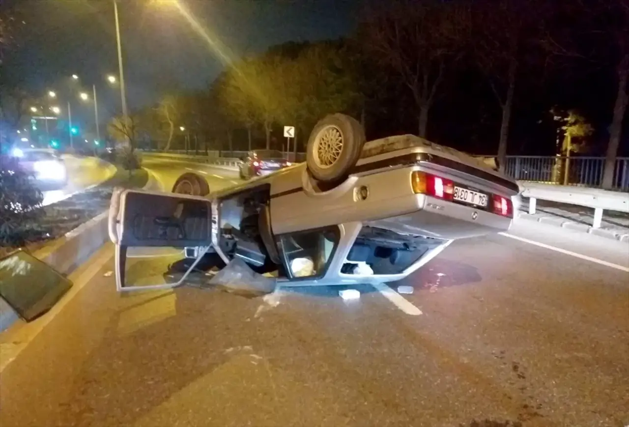 Pendik'te çarpmanın etkisiyle devrilen otomobildeki sürücü yaralandı