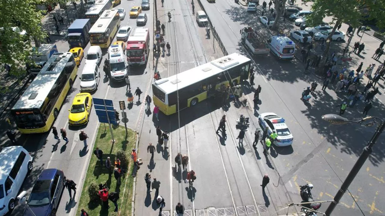 Beyoğlu'nda İETT otobüsü ile tramvay çarpıştı