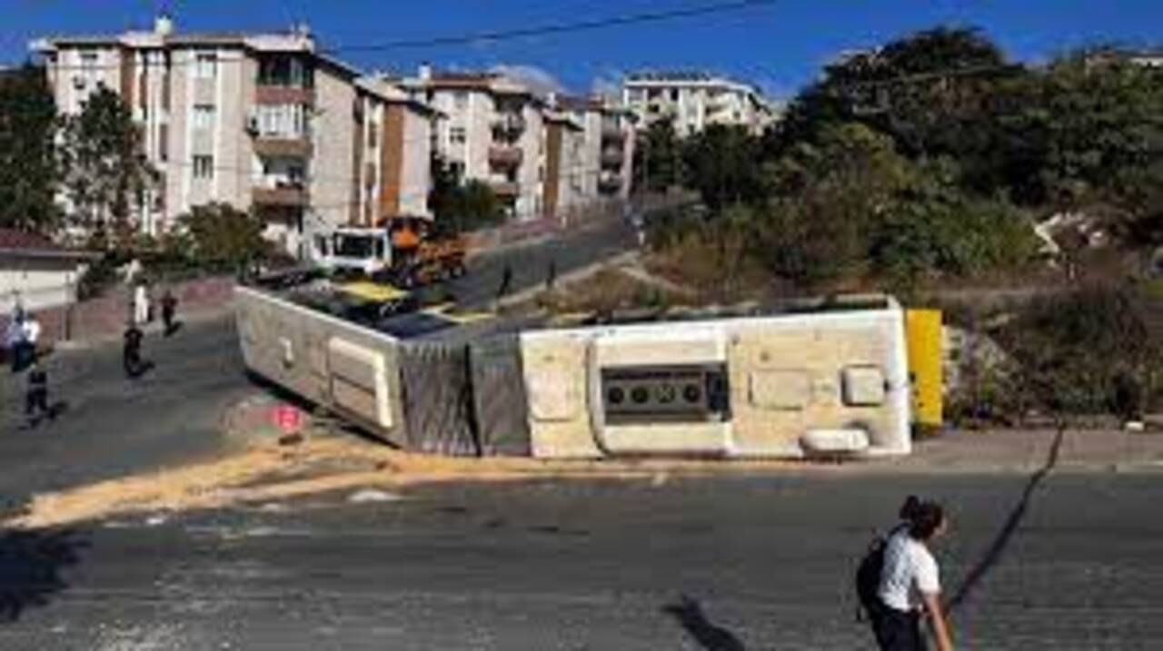 Başakşehir'de geri kayarak devrilen İETT otobüsünde yaşananlar araç içi kamerasında