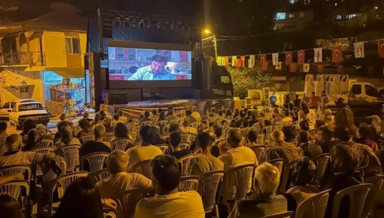 Adana Büyükşehir Belediyesi'nden yazlık açık hava sineması