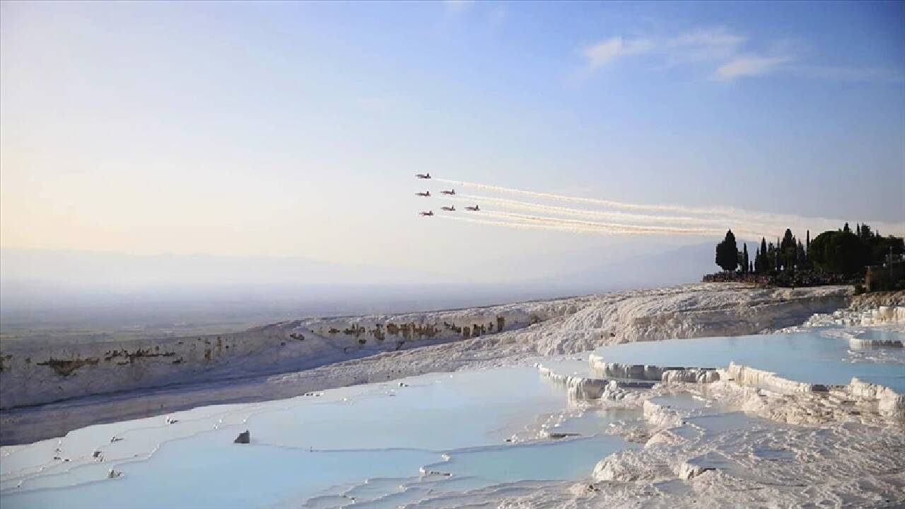 Türk Yıldızları, Pamukkale'de gösteri uçuşu yaptı