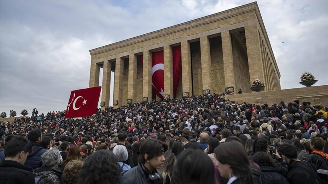 Anıtkabir'de ziyaretçi yoğunluğu!