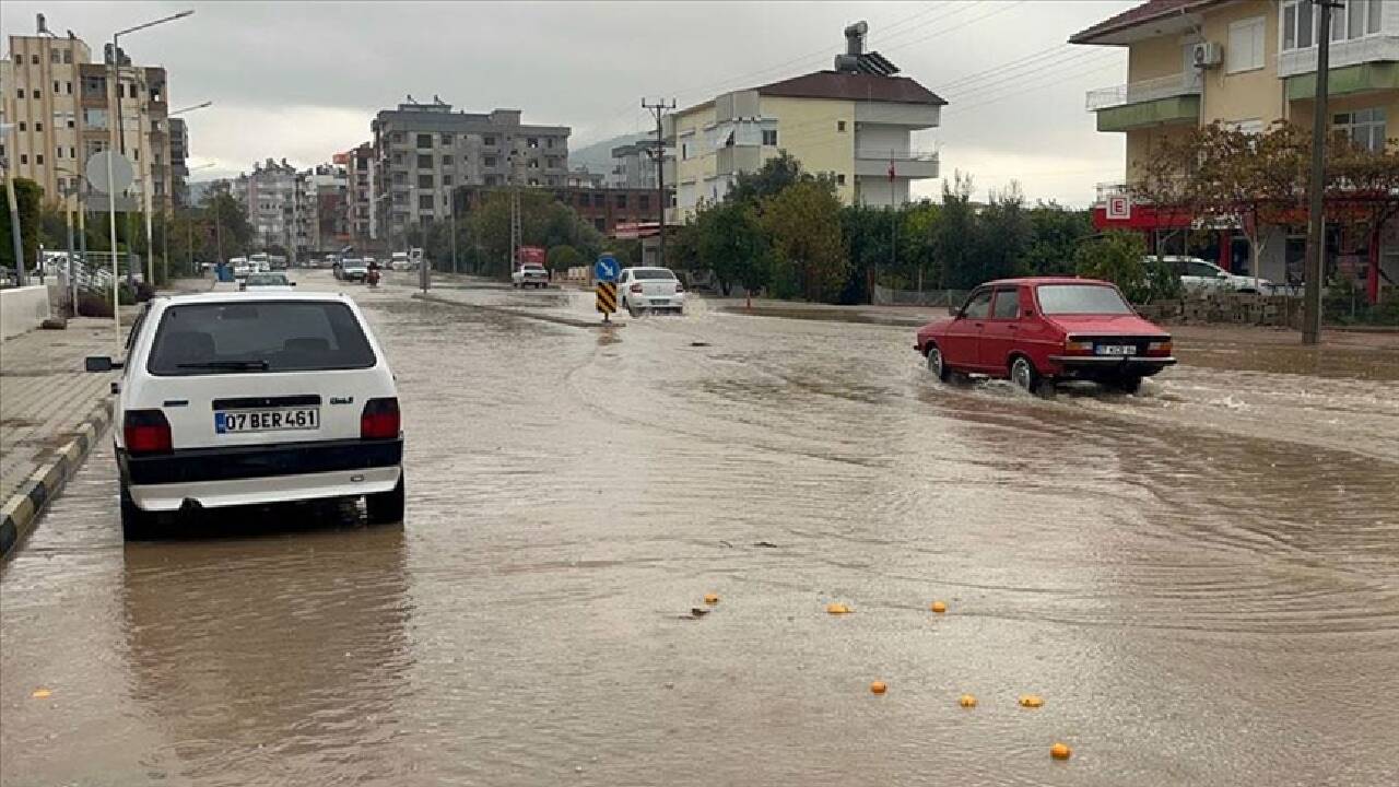 Antalya Kumluca'da sağanak hayatı olumsuz etkiledi!