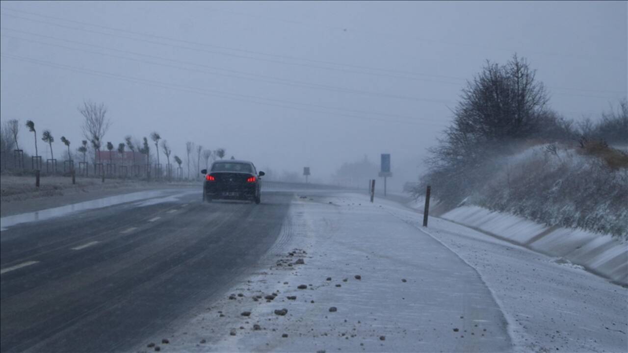 Tekirdağ'da kar etkili oluyor