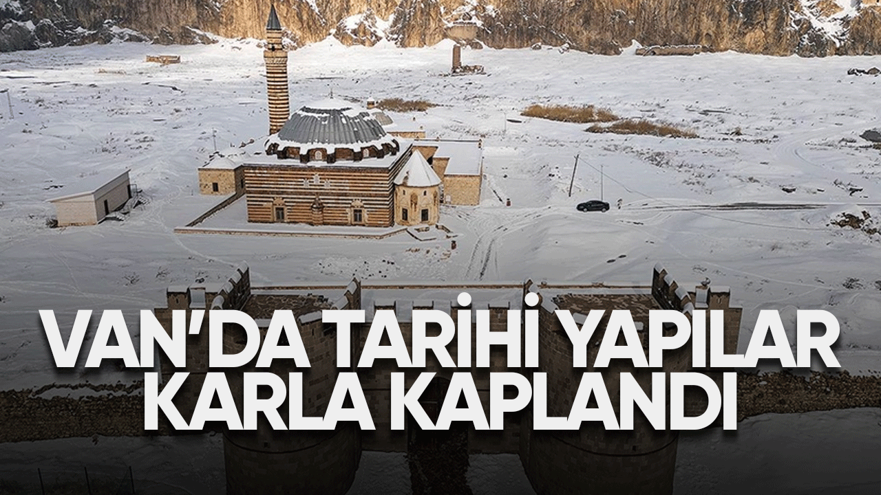 Van'da tarihi yapılar karla kaplandı