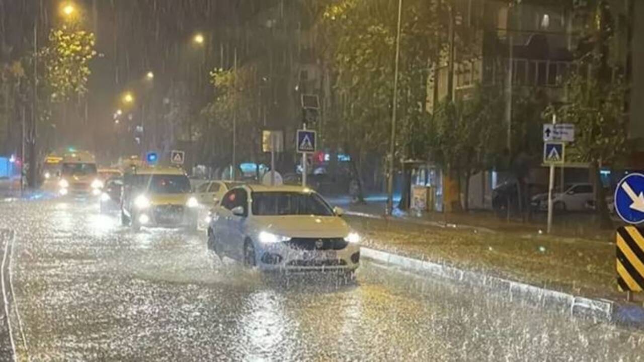 Antalya'da şiddetli yağış yaşamı olumsuz etkiledi