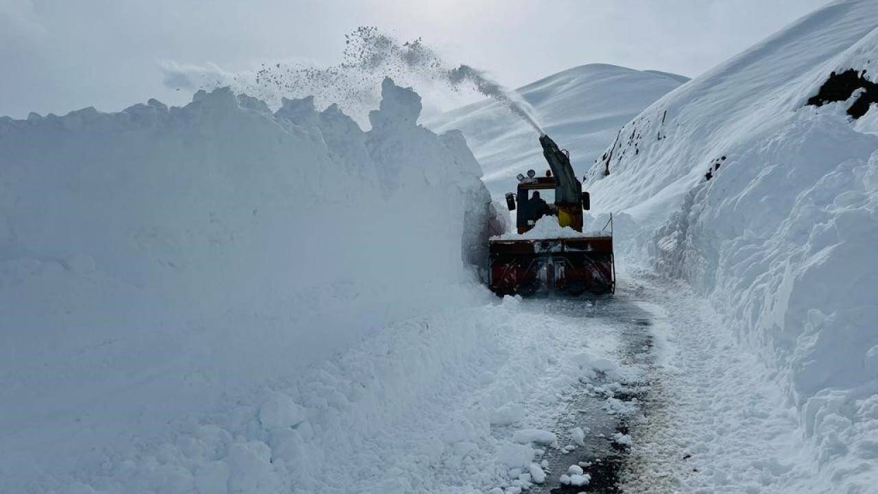 Yoğun kar yağışı 200 yolu kullanıma kapattı!