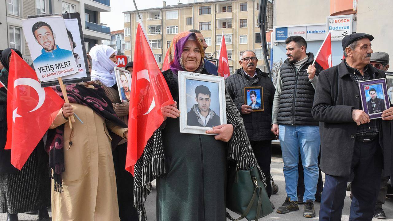 Van'da aileler "evlat nöbeti"ne devam ediyor