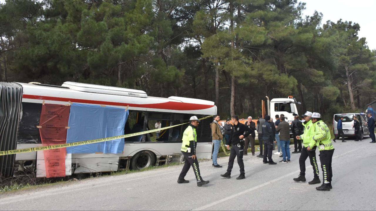 İzmir'de belediye otobüsü ile tır çarpıştı: 1 ölü, 4 yaralı