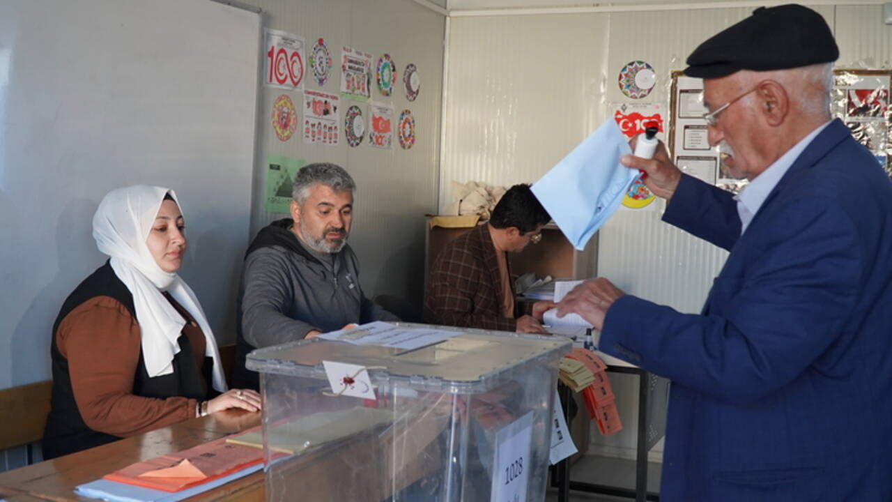 Deprem bölgesinde vatandaşlar sandık başına gitti