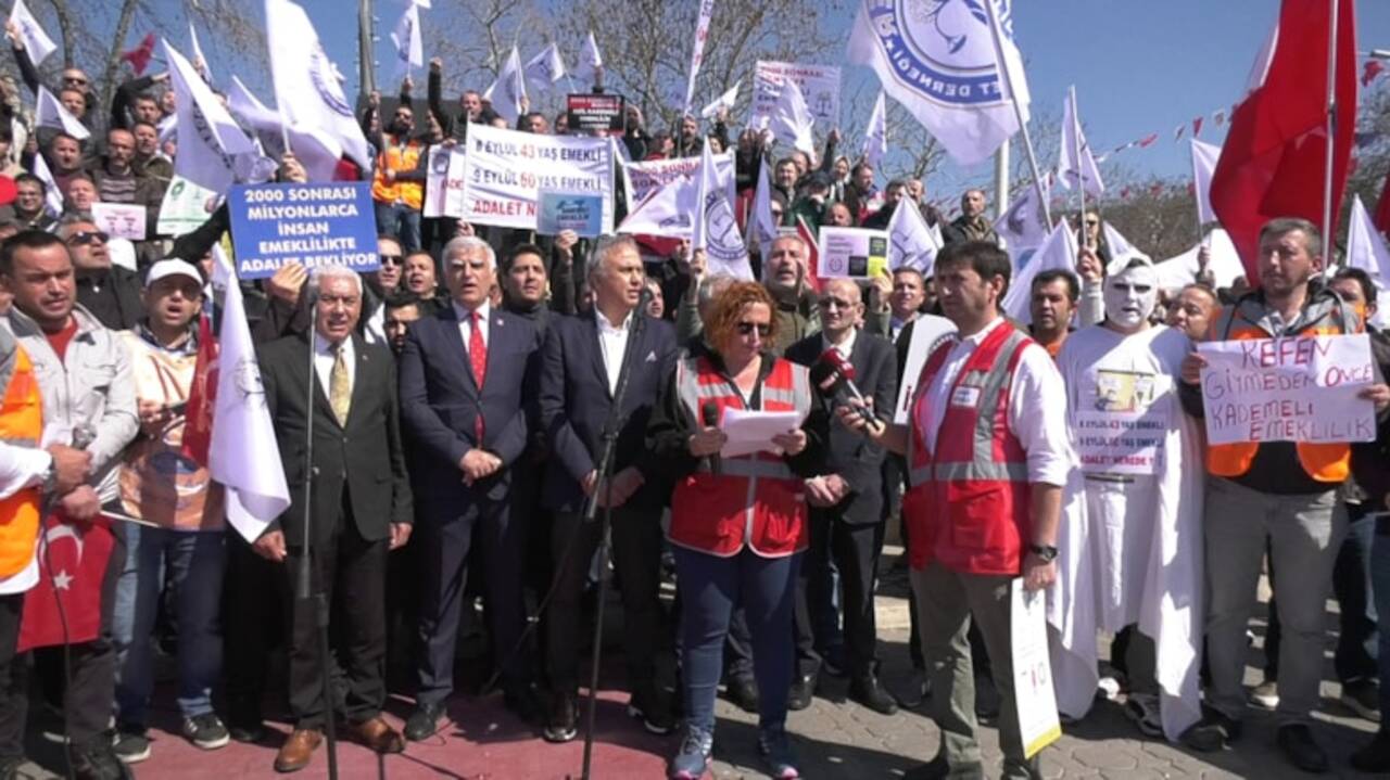 İstanbul'da kademeli emeklilik için kefenli eylem!