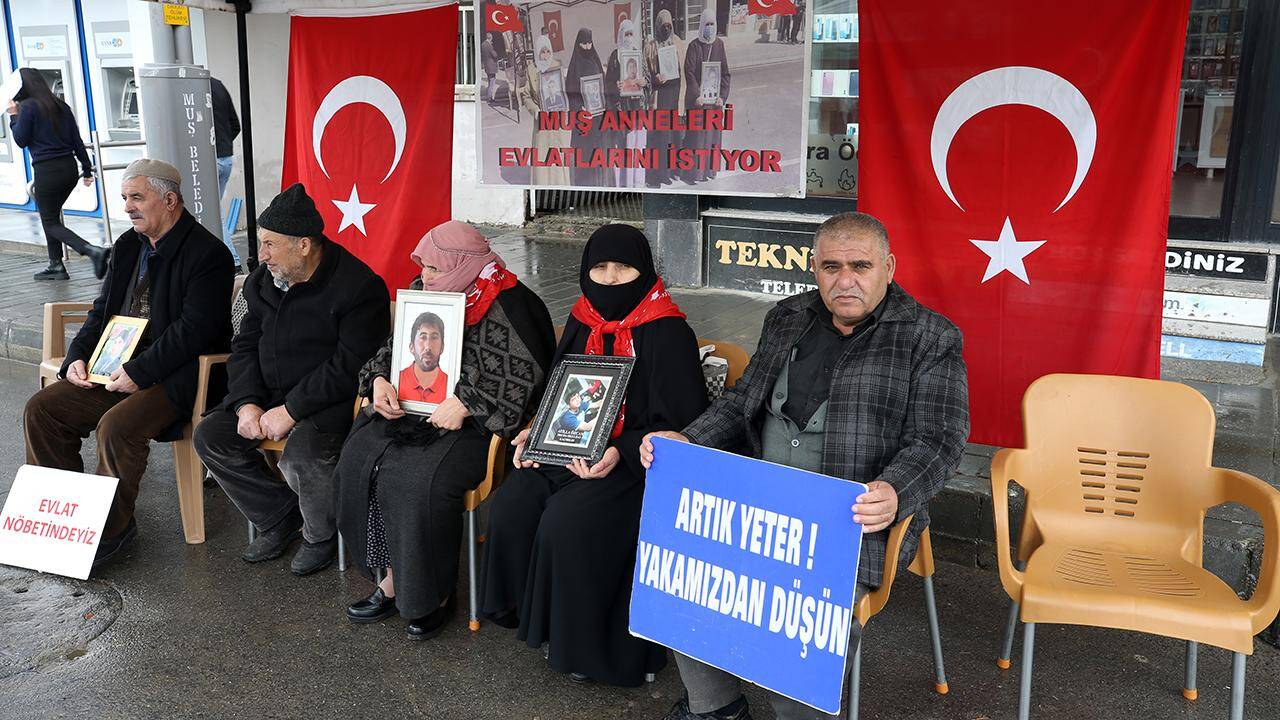 Muşlu aileler, DEM Parti önündeki eylemlerini sürdürüyor