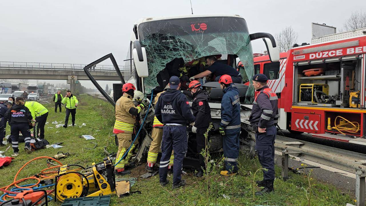 Düzce'de yolcu otobüsü bariyerlere çarptı, 17 kişi yaralandı