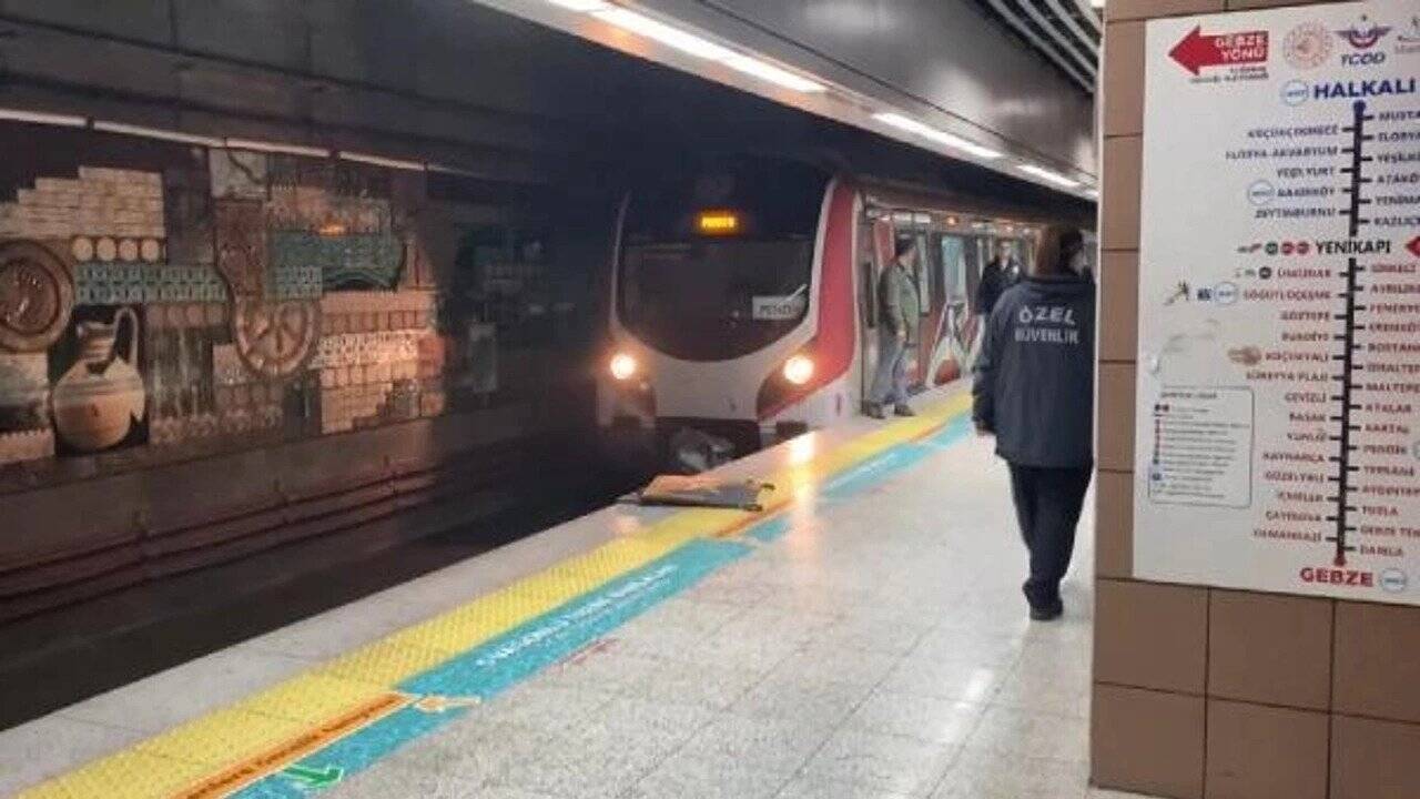 Marmaray'da intihar girişimi: Bir yolcu raylara atladı