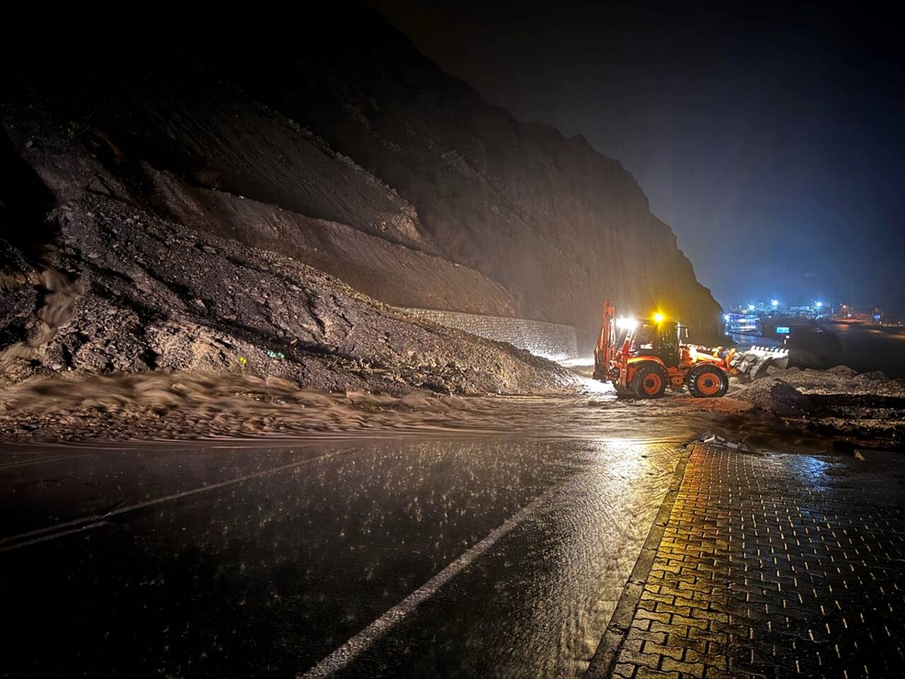 3 noktada heyelan meydana geldi! Hakkari-Van kara yolu kapandı