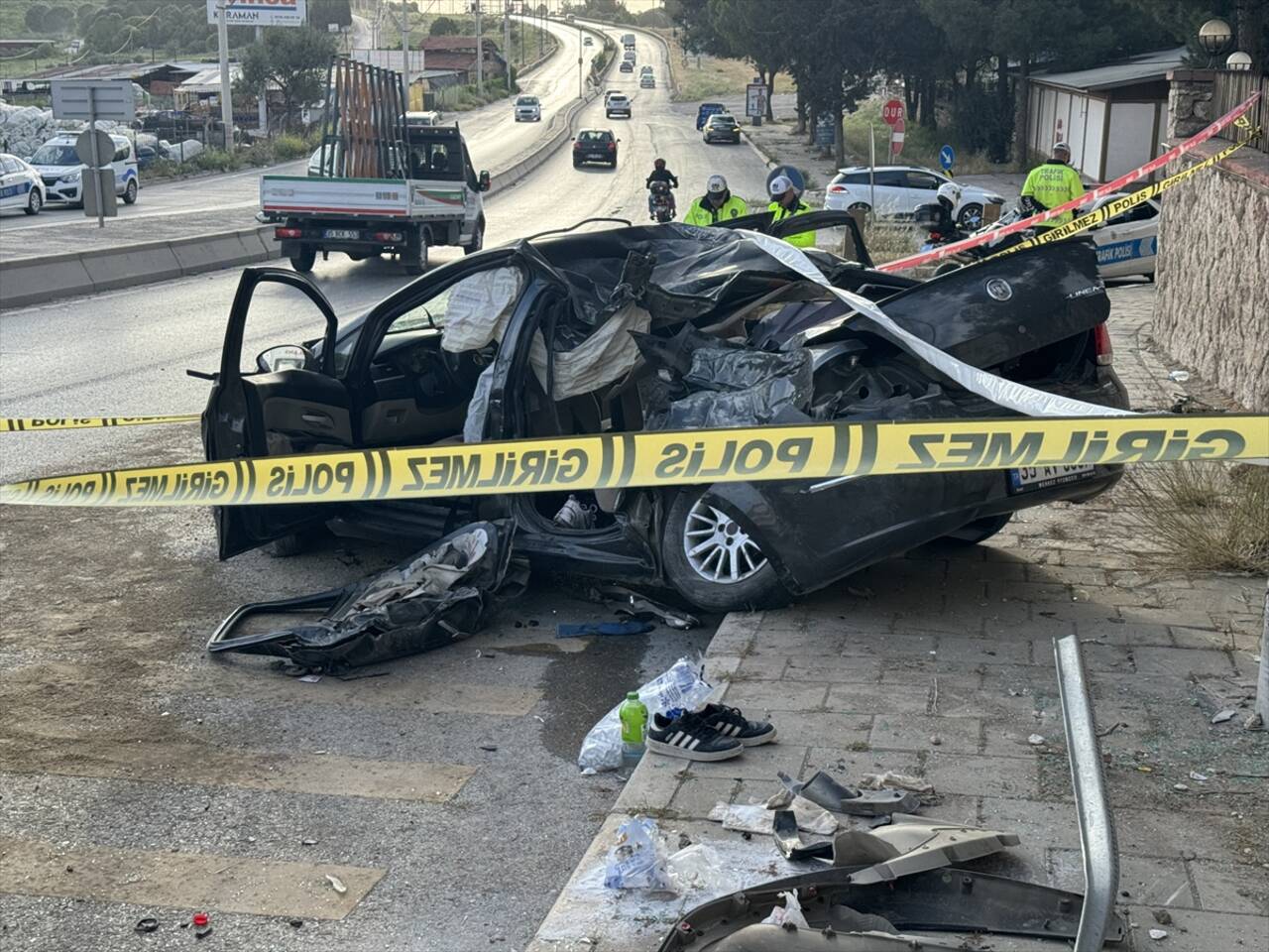 İzmir'de otomobil takla attı! 1 ölü, 2 yaralı